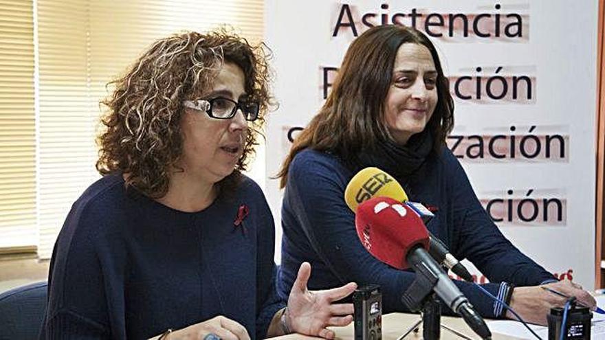 Silvia Alonso y Alicia Escarda, del Comité Ciudadano Antisida de Zamora, presentan las actividades del Día Mundial.