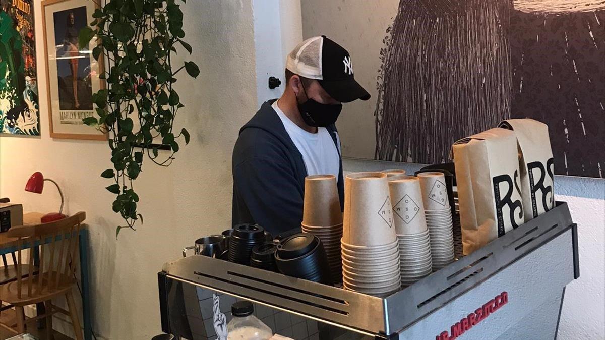 Thomas, en el establecimiento Cafe Cosmo, en la calle de Enric Granados de Barcelona.