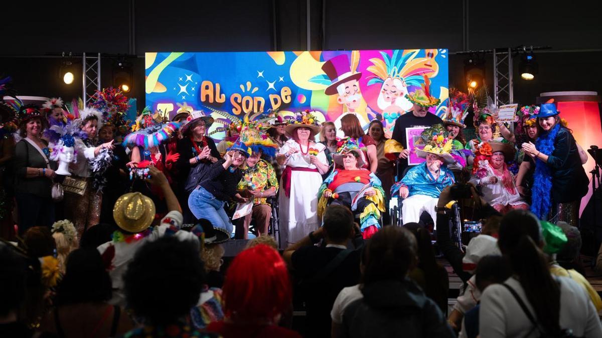 Momento de la entrega de premios de la fiesta de Islénior.