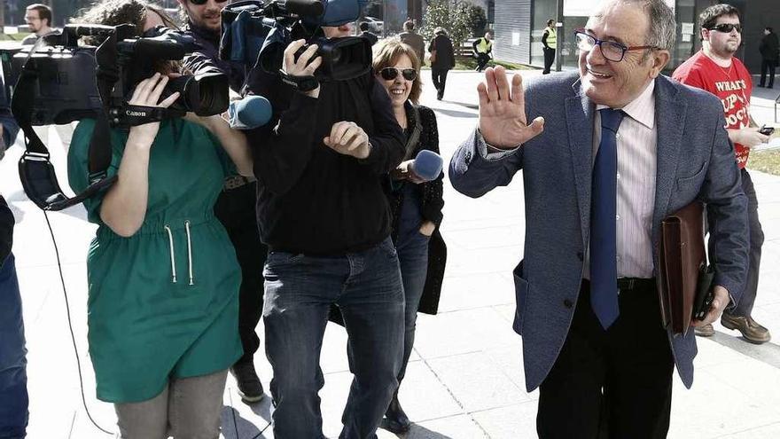 Foto de archivo de Luis Sabalza, presidente de Osasuna, a la salida de los juzgados de Pamplona.