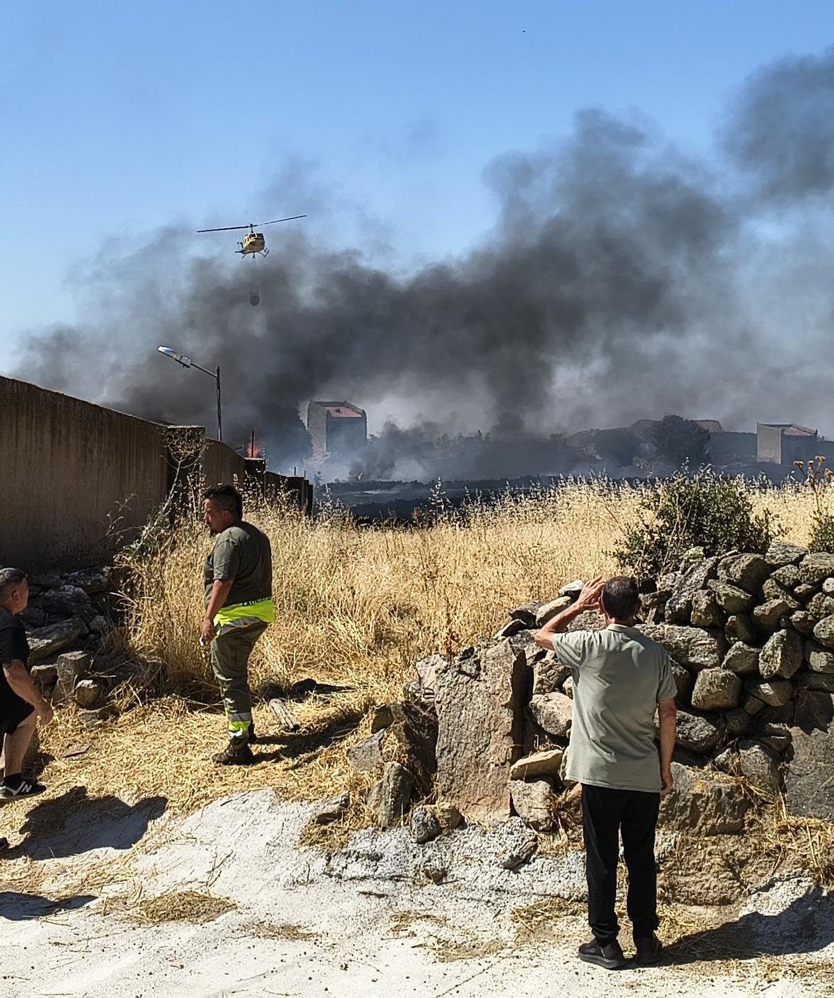 GALERÍA | Importantes daños en el incendio de una nave en Pereruela de Sayago GALERÍA | Importantes daños en el incendio de una nave en Pereruela de Sayago