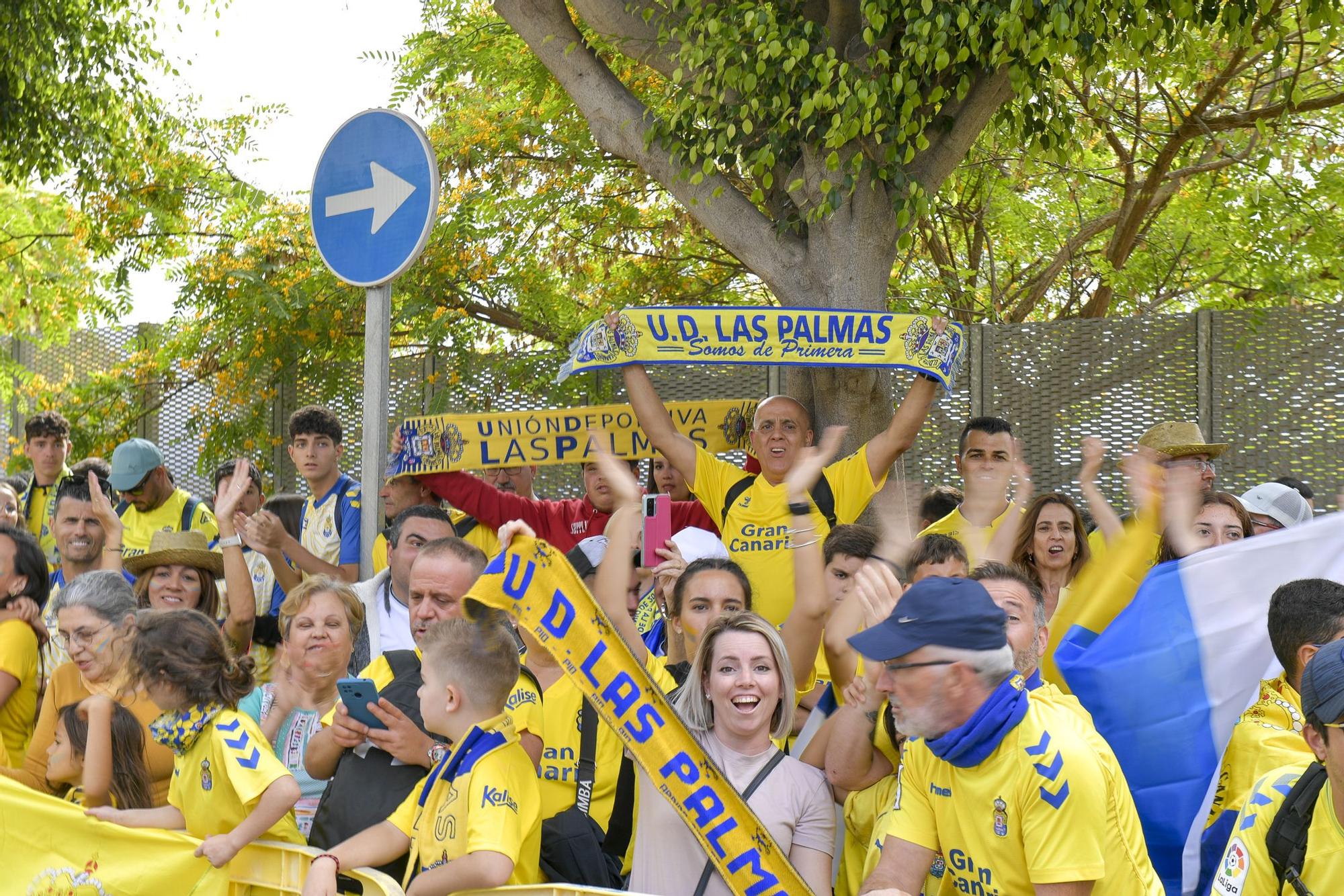 La afición recibe a la guagua de la UD Las Palmas en Fondos de Segura