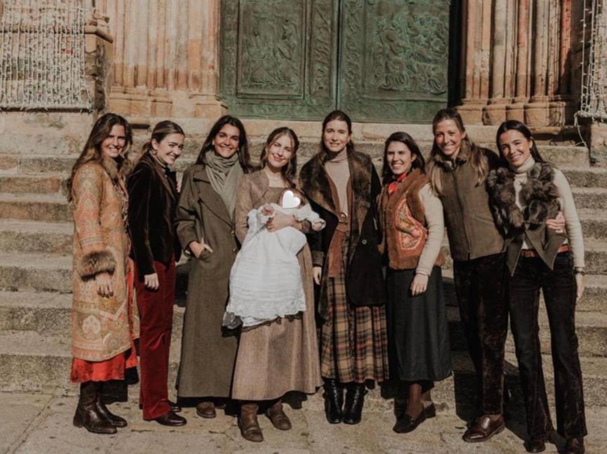 Luisa Bergel con su bebé y sus amigas, entre ellas, Teresa Urquijo