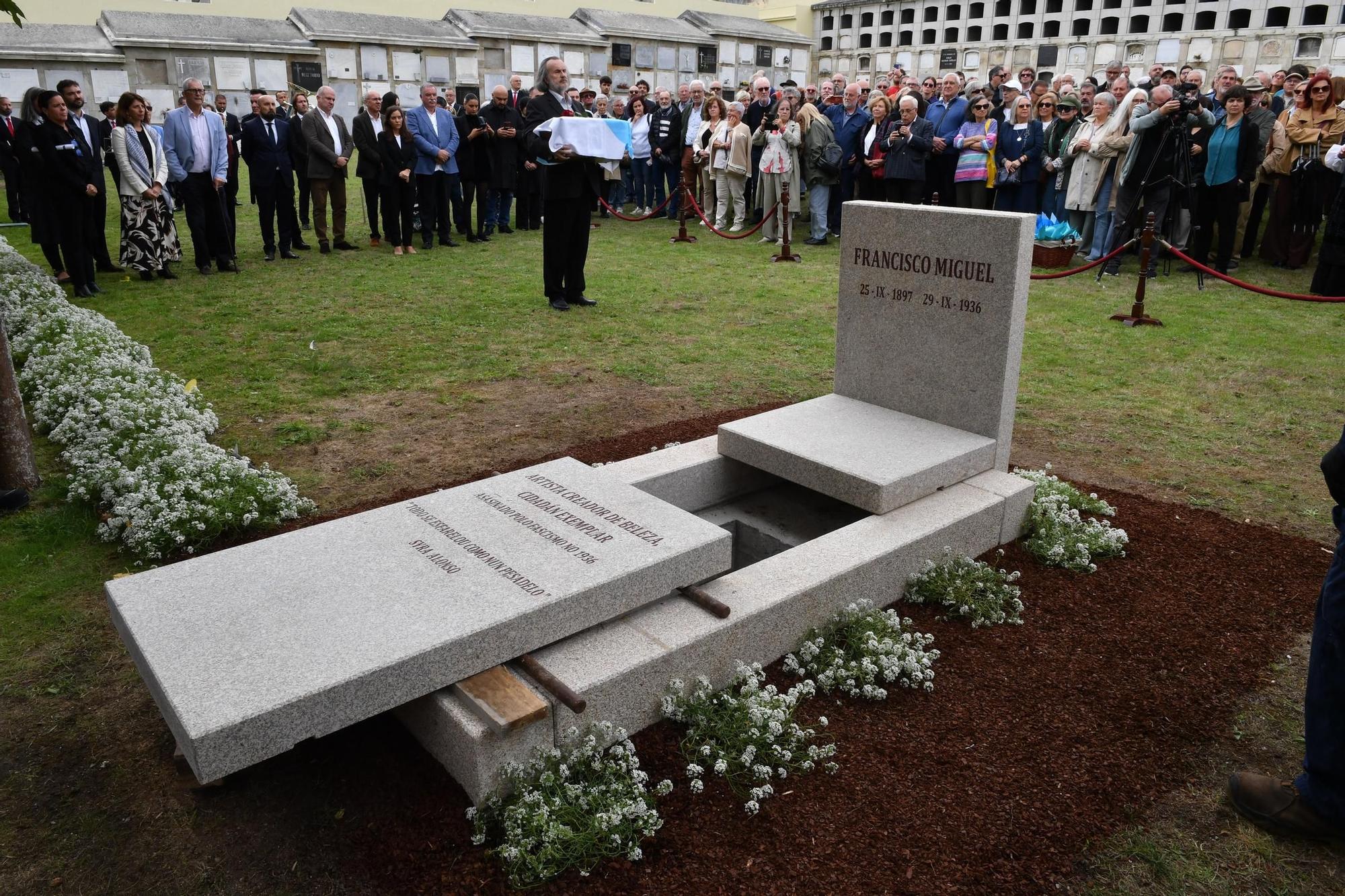 Recepción e enterro dos restos do pintor Francisco Miguel