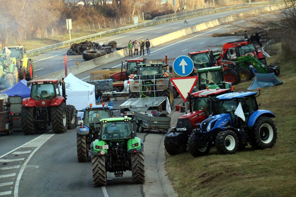 Los agricultores de la Catalunya central cortan la C-16 para protestar contra el acuerdo de la UE y Mercosur
