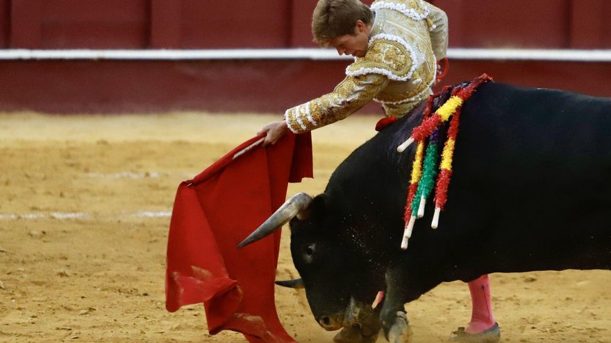 Víctor Hernández impacta por la pureza de su toreo