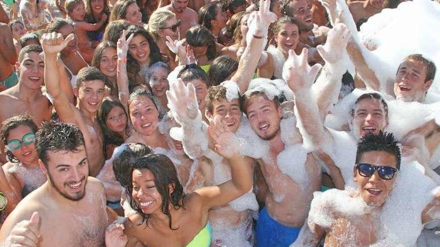 Fiesta de la espuma en la playa de Loira. // S.A.