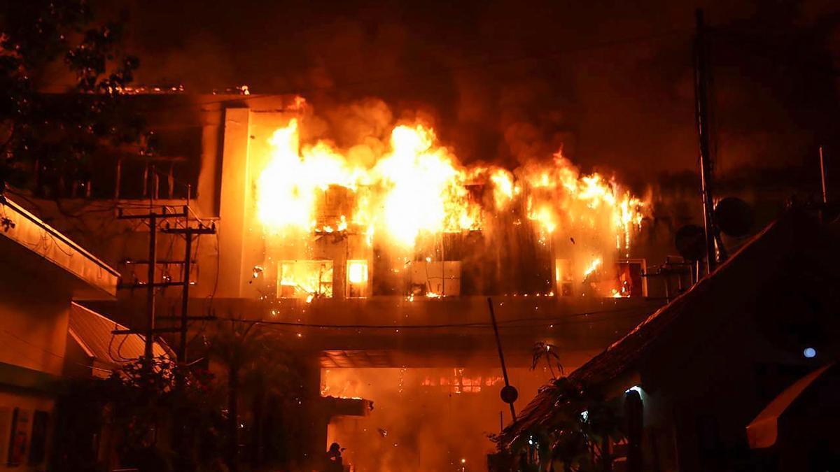Al menos 10 muertos y 30 heridos en un enorme incendio en un casino de Camboya