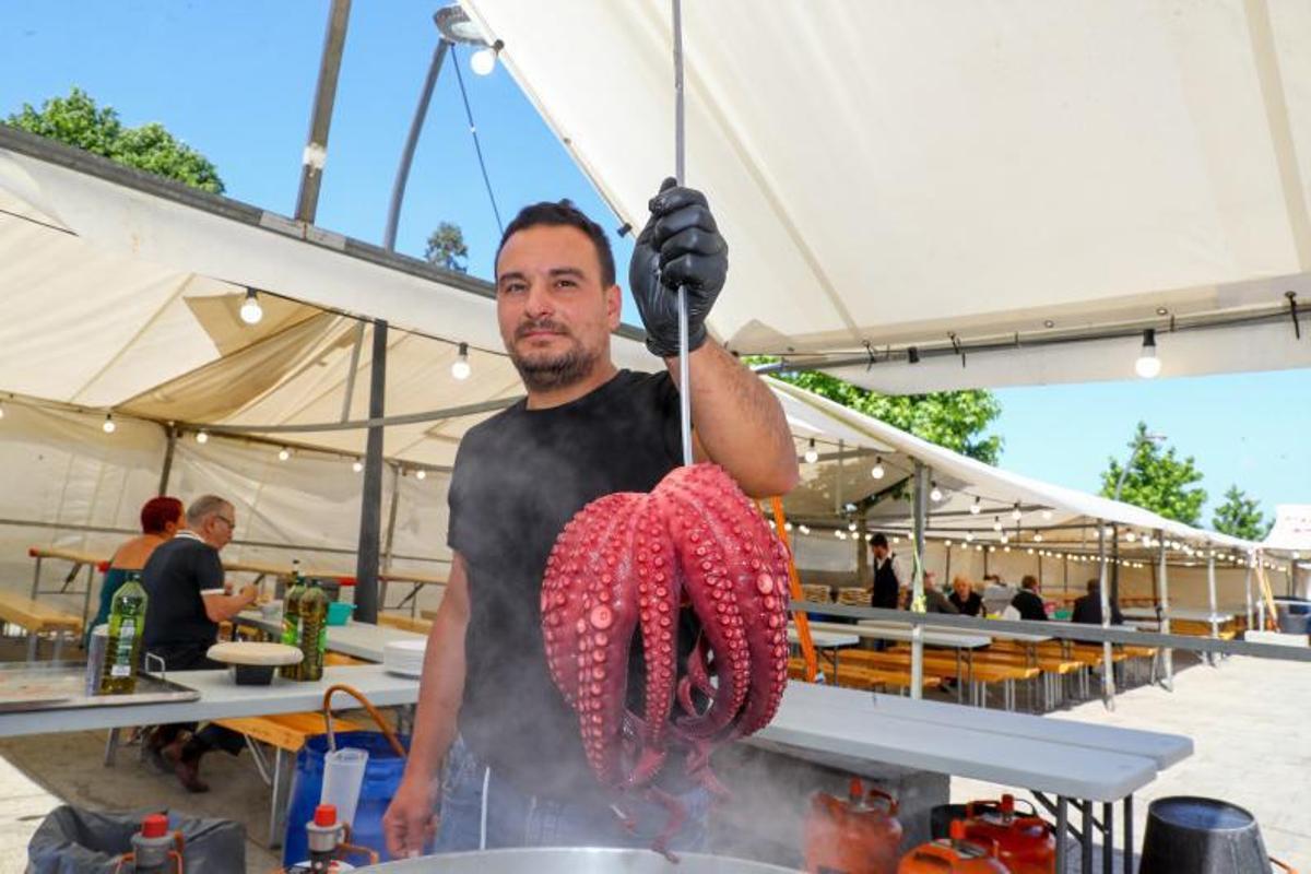 Un pulpeiro muestra un espectacular ejemplar en las fiestas.   | // I.ABELLA