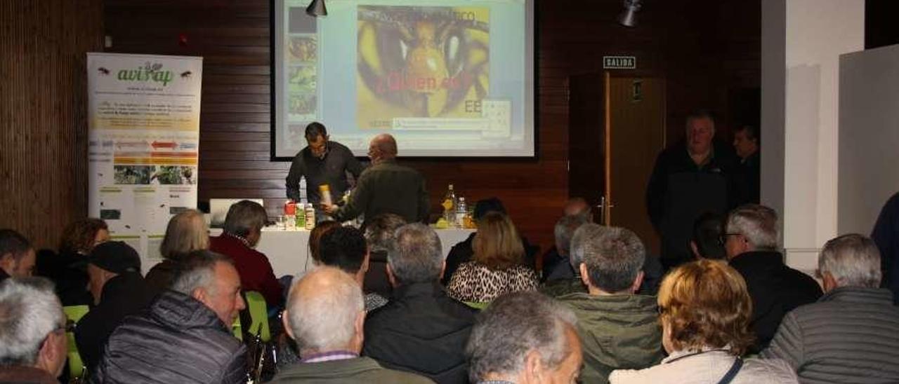 Reunión de apicultores de Aller el pasado febrero para recoger y colocar trampas.