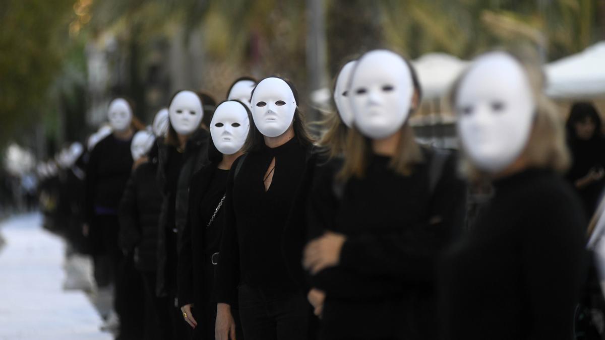 Performance en Murcia por el 25N: enmascaradas y de luto en Alfonso X