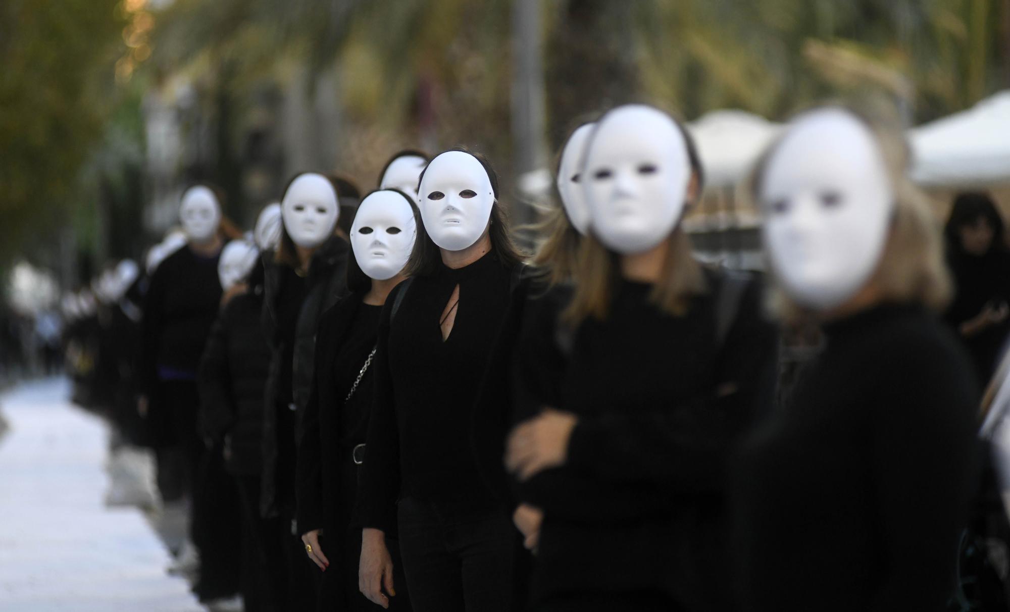 Performance en Murcia por el 25N: enmascaradas y de luto en Alfonso X