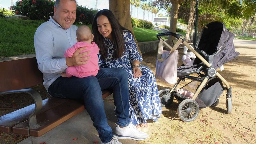 José Pérez y Elsa Betancor junto con su hija Valeria en el Parque Romano de la capital grancanaria.