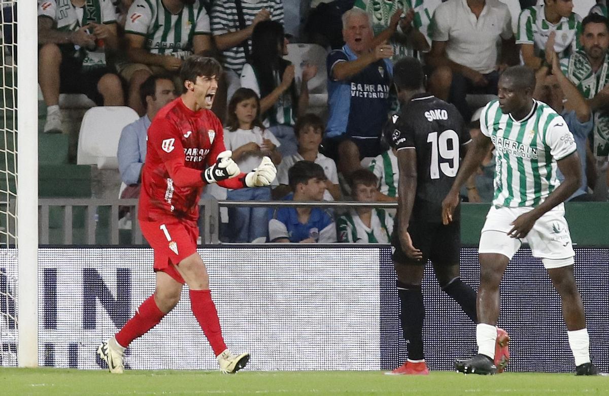Íker Álvarez, junto a Fomeyem, en uno de sus primeros partidos como titular en el Córdoba CF, esta temporada.