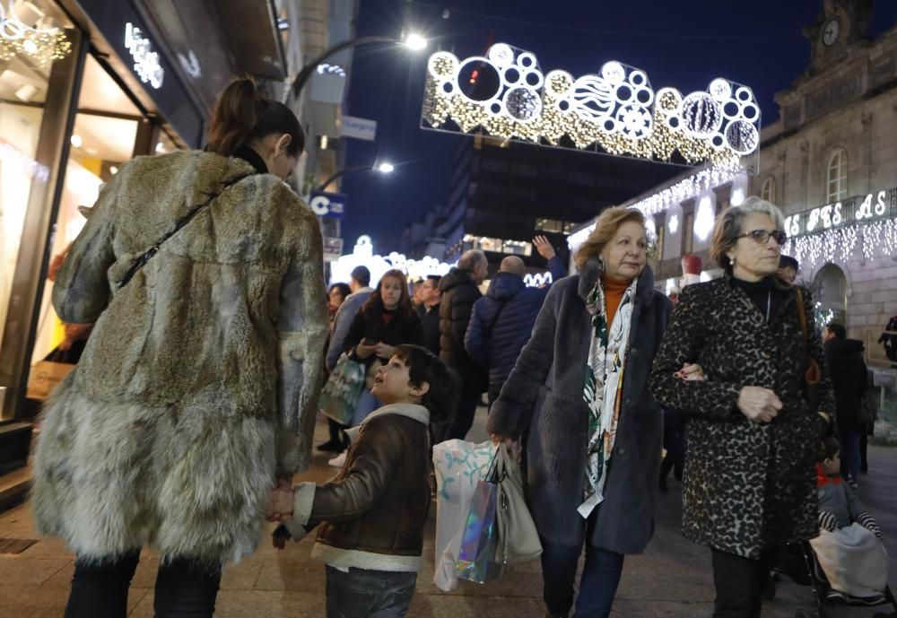 Las rebajas y las compras de Reyes Magos: el centro de Vigo, a reventar.