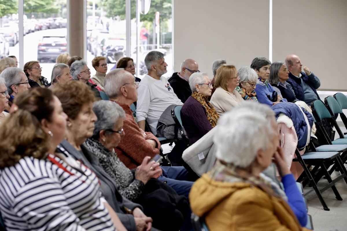Asistentes al ciclo social de la parroquia de Santa Olaya, en el salón de actos del CNSO.