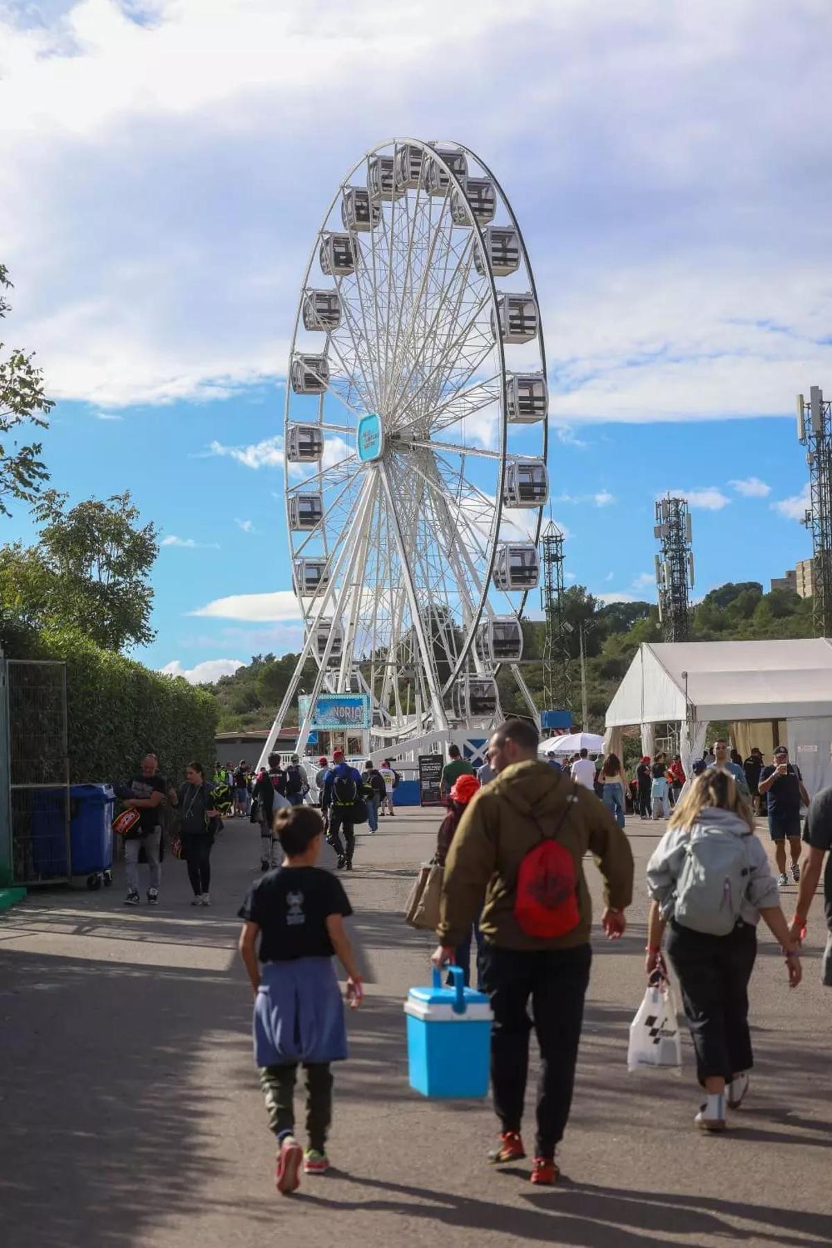 Aficionados, en la zona donde está instalada la noria.