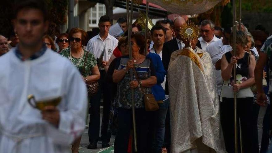 El Santísimo bajo palio.// G.N.