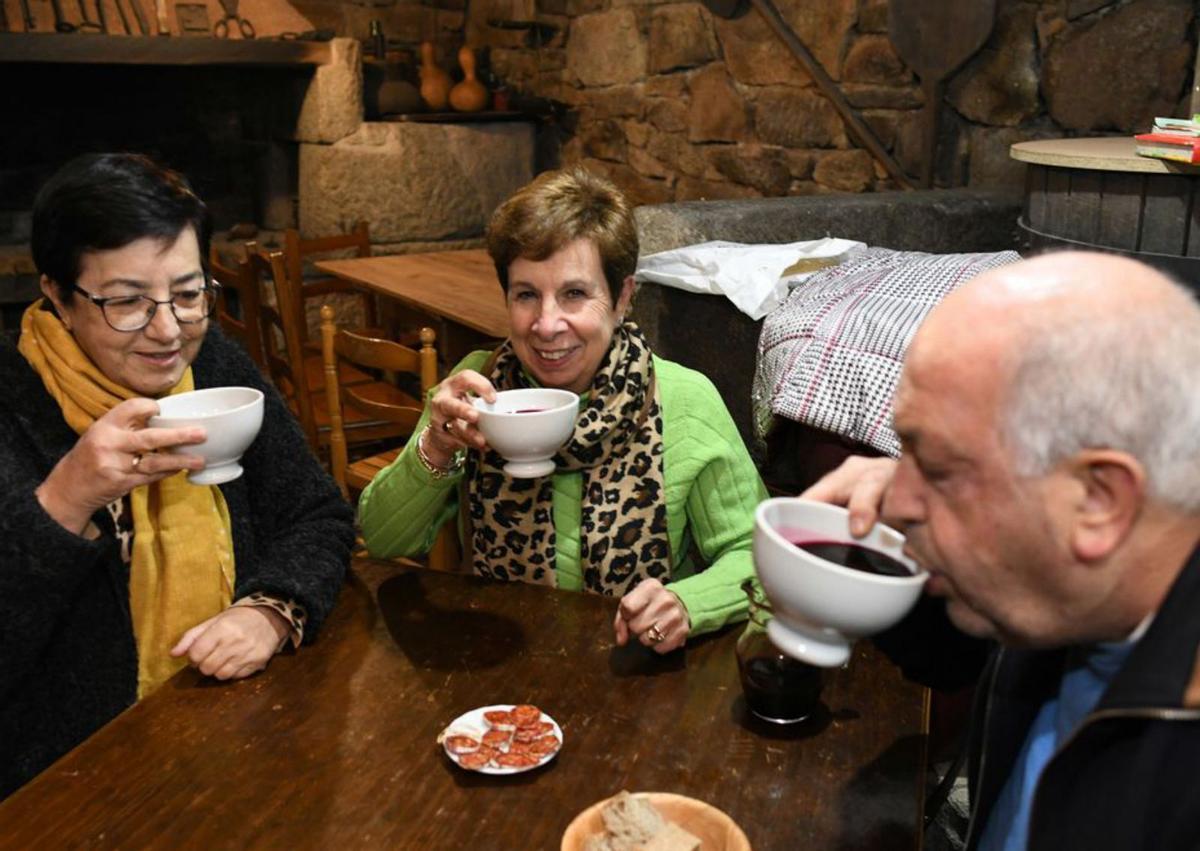 Varias personas beben vino en el “loureiro” de Poio.   | // G.S.