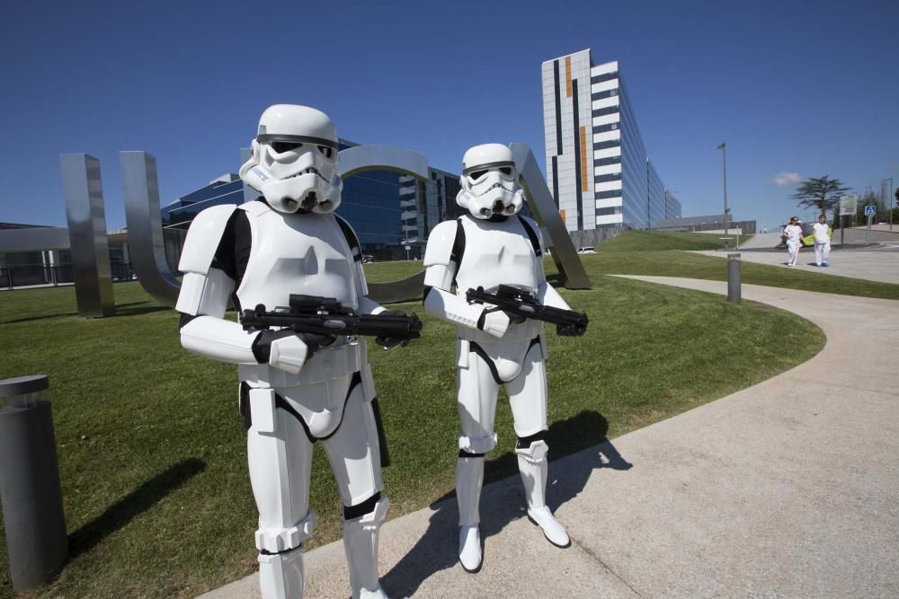 Miembros de la 'Legión 501' de Star Wars en Asturias, en el HUCA