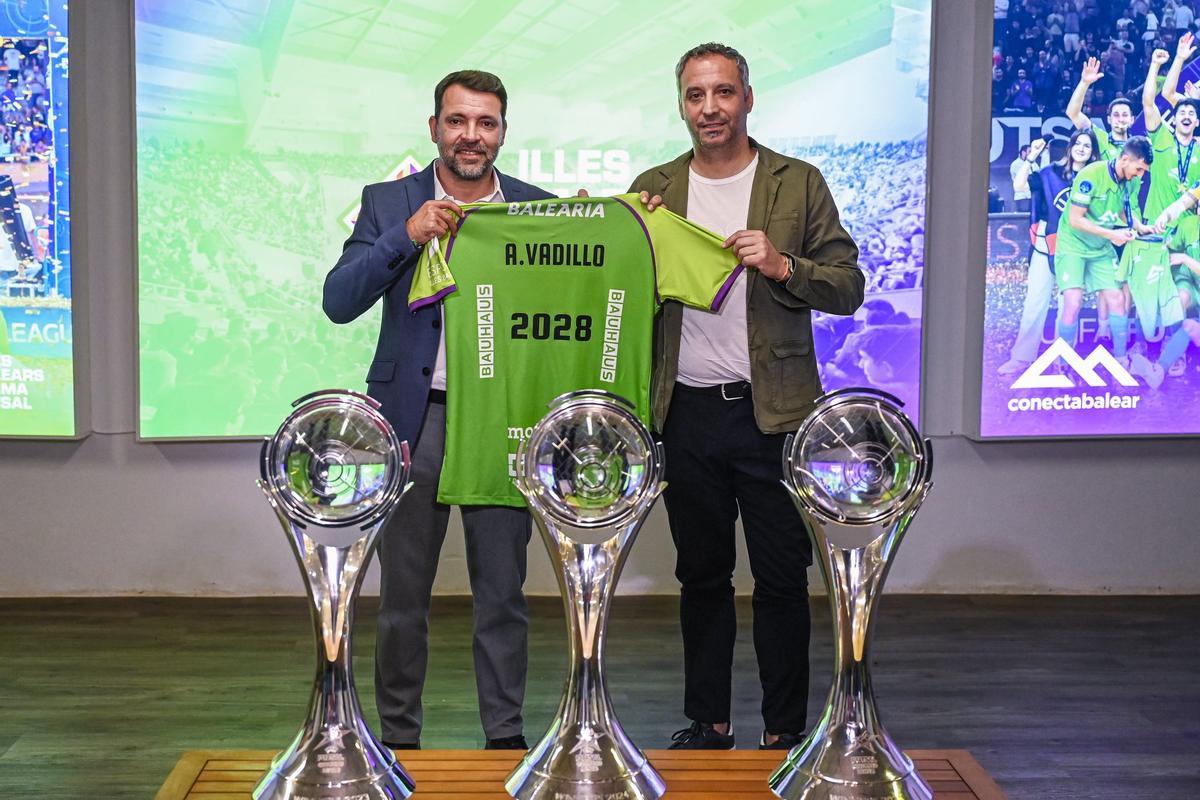 José Tirado y Antonio Vadillo posan tras el acuerdo junto a las tres Champions.