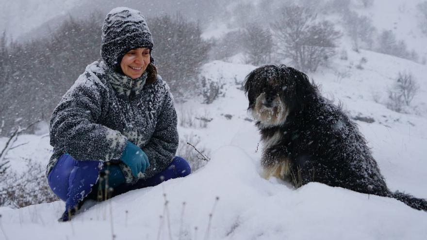 Esperanza Martín, con su perro «Teebo», ayer, en  el pueblo de la montaña de León donde reside.