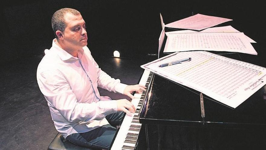 El compositor toresano, David Rivas, interpreta una de sus melodías al piano.