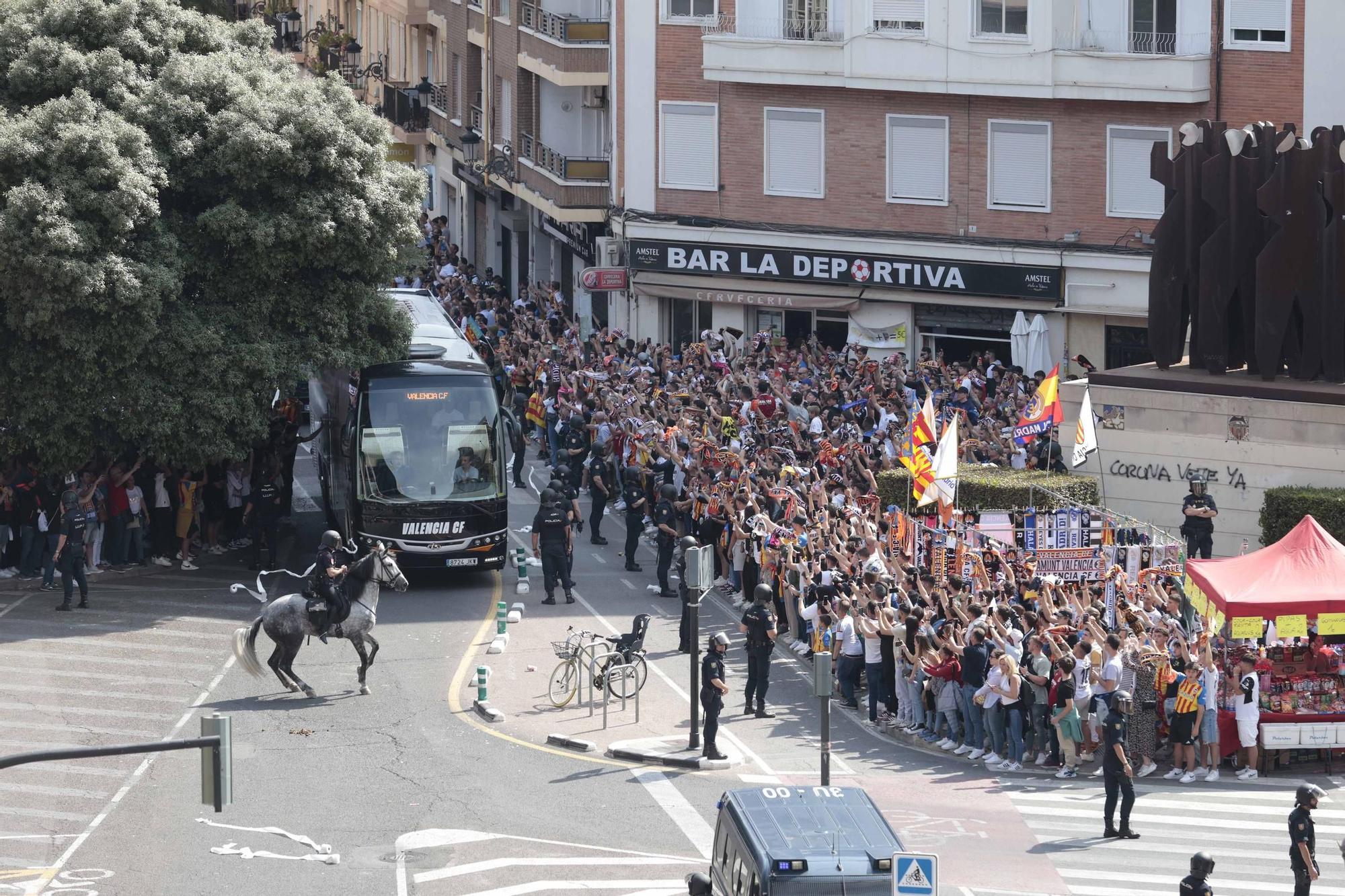 Ambientazo en la llegada de los equipos