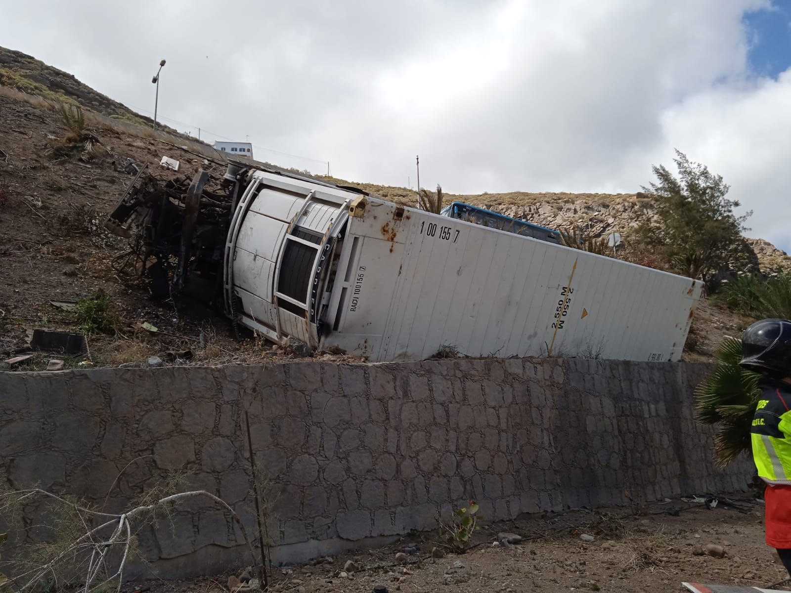 Un camión se salta la mediana acaba en una ladera cerca de La Laja