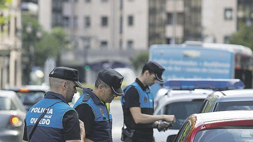 Varios agentes, en la calle Arzobispo Guisasola, en un control.