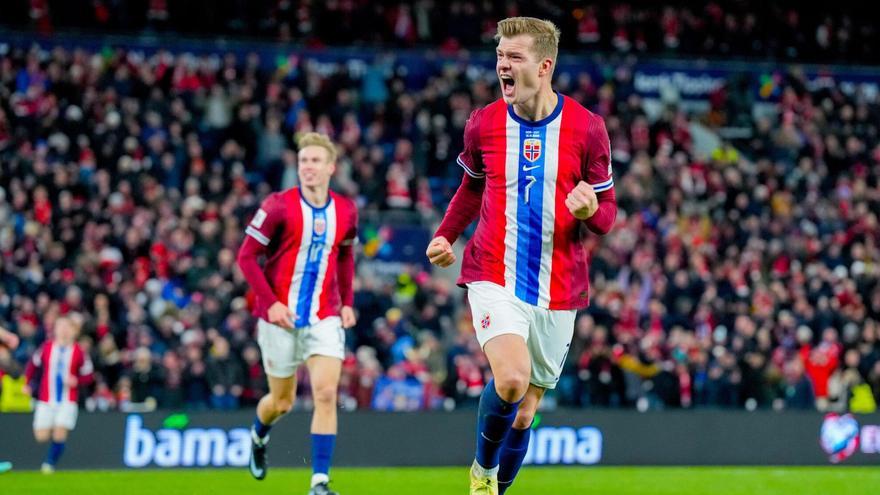 Sorloth celebra su primer gol ante Estonia