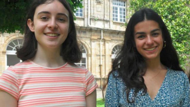 Irene Armesto, a la izquierda, y Silivia Rodríguez cursaron Bachillerato Internacional en el IES Rosalía de Castro
