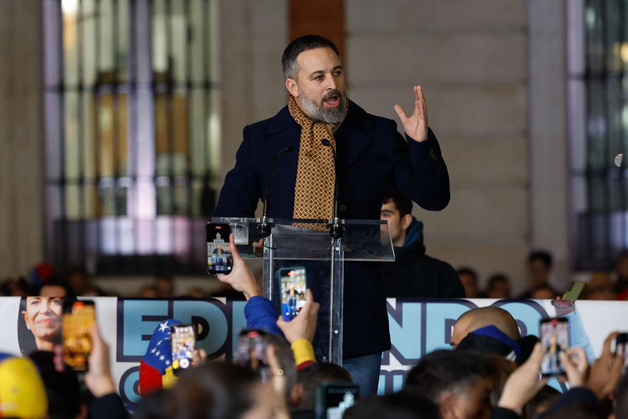MADRID, 09/01/2025.- El líder de Vox, Santiago Abascal, interviene en la manifestación convocada en Madrid para apoyar al candidato opositor Edmundo González como presidente electo de Venezuela, este jueves, en vísperas de la toma de posesión presidencial en Caracas. EFE/ Mariscal