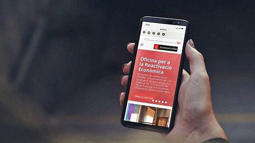 La nova web de l&#039;Ajuntament d&#039;Olot en un telèfon mòbil.