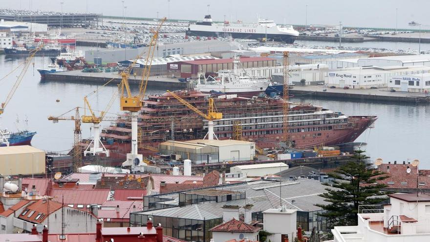 El minicrucero de lujo "Evrima", en el varadero de Hijos de J. Barreras. // Marta G. Brea