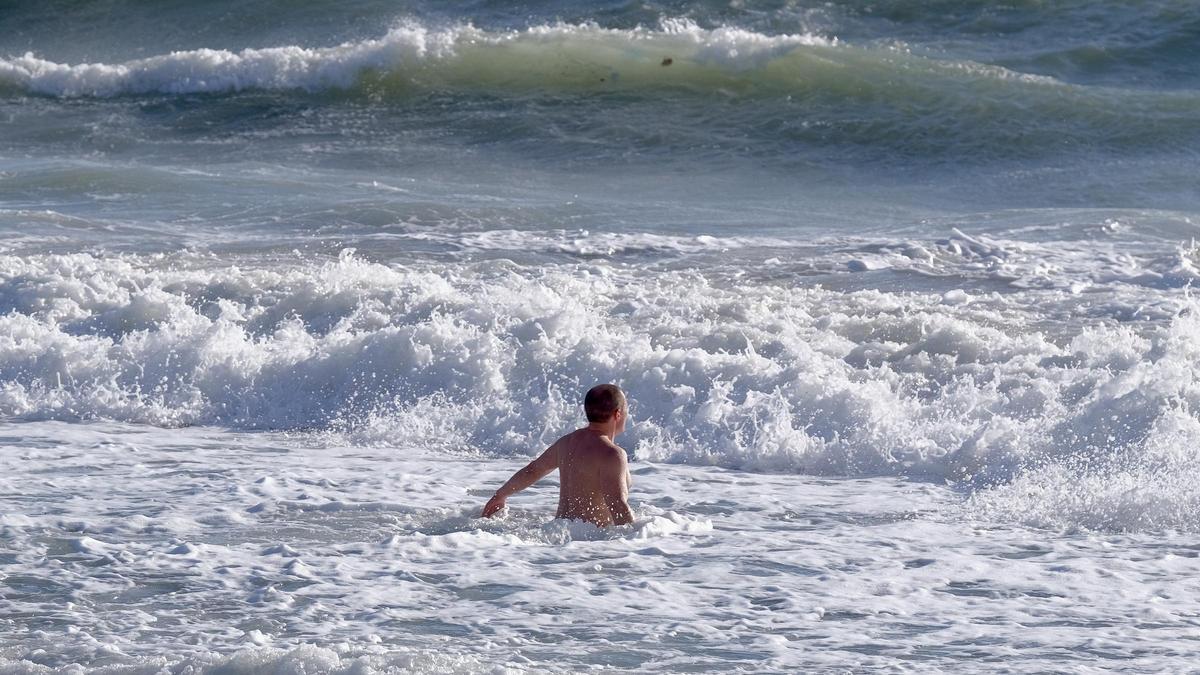 Borrasca Ciarán en Mallorca: Las fotos de los chapuzones de bañistas en pleno temporal