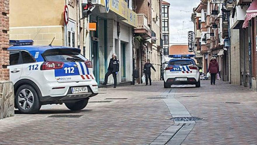 Vehículos y agentes de la Policía Local de Benavente patrullando el centro de la ciudad.