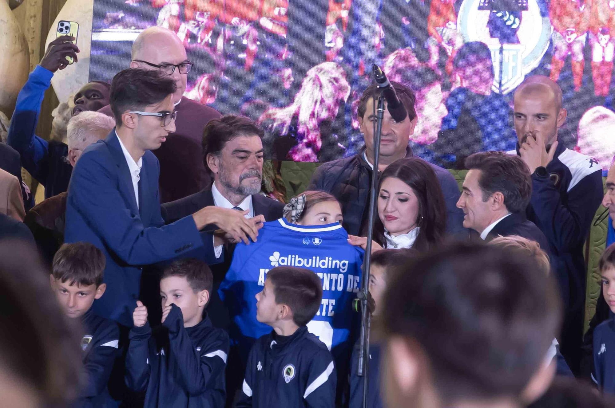 El Hércules interpreta el tradicional villancico junto al coro de los Jesuitas en la plaza del Ayuntamiento de Alicante.