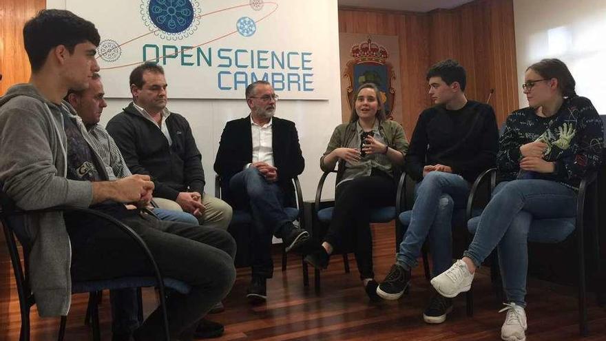 Alumnos organizadores, el profesor Viñas, el edil de Xuventude y el alcalde, en la presentación de la feria.