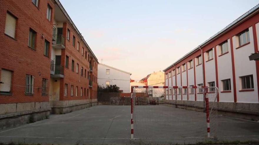 Patio del colegio Rosalía de Castro que se reabre esta mañana. // Muñiz