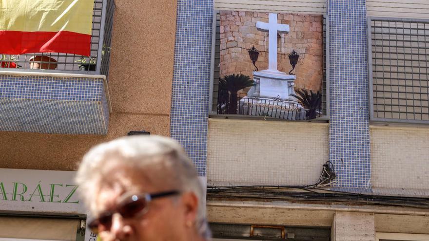 Más de 300 cubrebalcones para reivindicar la Cruz como símbolo cristiano