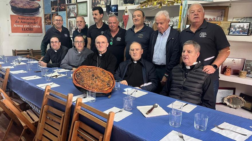Munilla degusta el arroz con costra en Elche y le cantan un cariñoso ¡cumpleaños feliz!