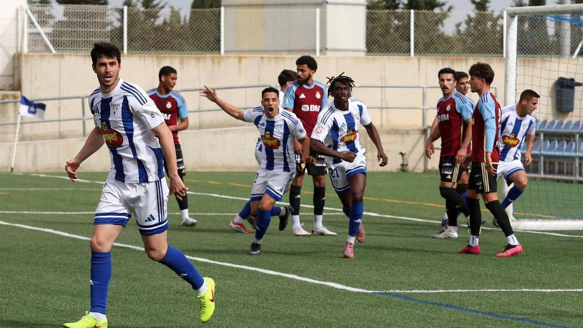 Los jugadores del Ejea, celebrando un gol