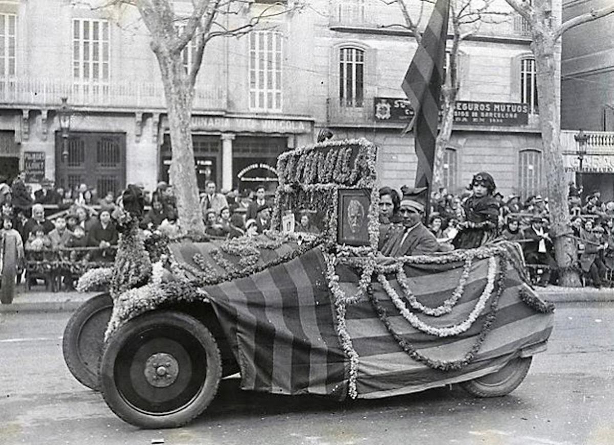 Paseo de Gràcia. Público observando la carroza en la que aparece la bandera catalana y un retrato de Francesc Macià. 28 de febrero de 1933. Foto: Pérez de Rozas