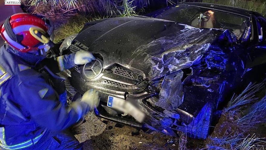 Trasladan al hospital La Plana a dos heridos tras un grave accidente entre dos vehículos en Nules