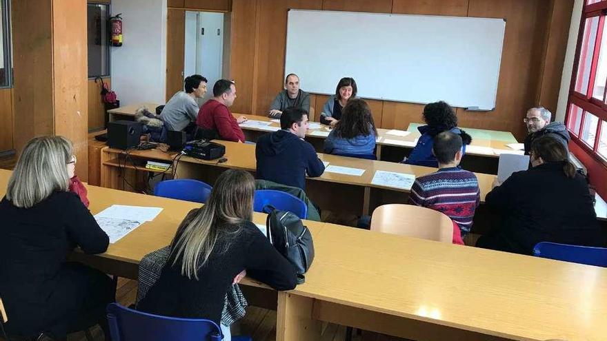 Representantes de las ANPA y el Concello reunidos, ayer, en Servizos Múltiples.