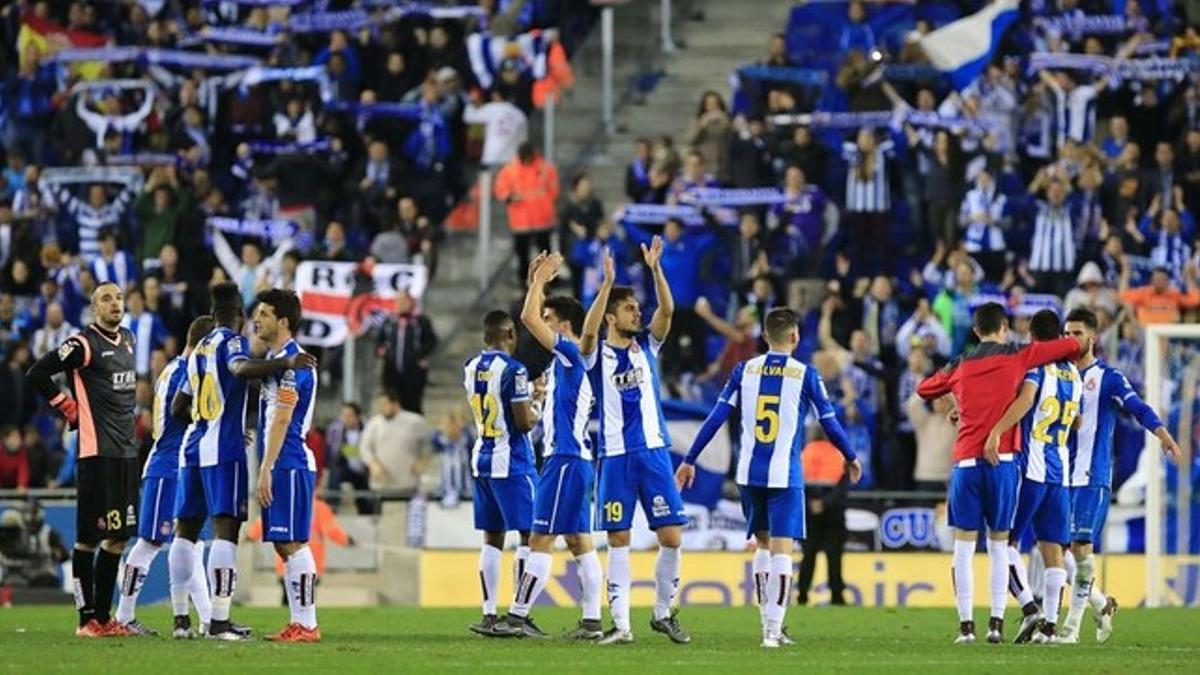Los jugadores del Espanyol celebran el empate contra el Barça con su afición.