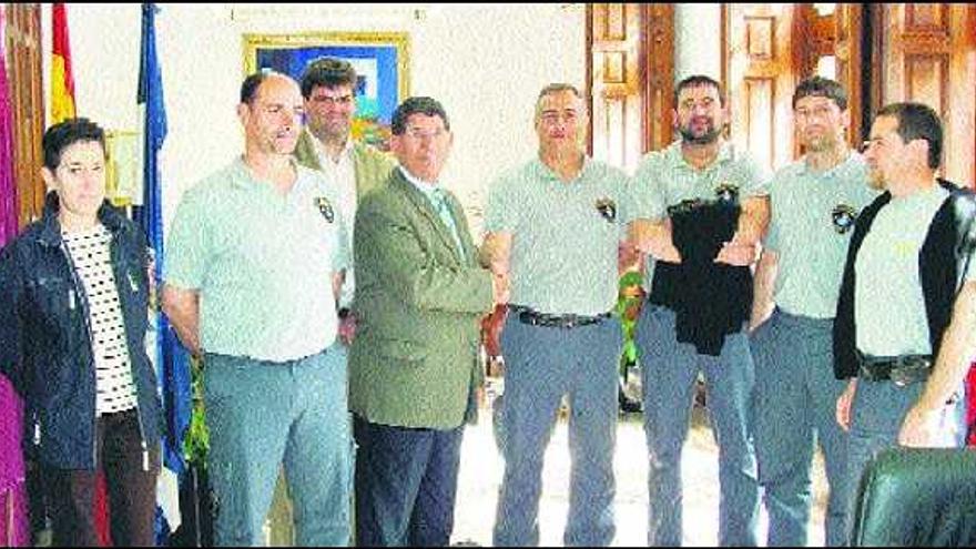 El alcalde de águilas, Juan Ramírez, en el centro de la imagen, saluda a los integrantes de la Brigada desplazados a Murcia.