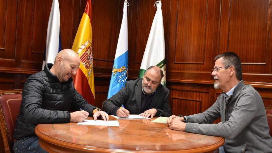 El momento de la firma del acuerdo entre el Consistorio y la entidad que realizará las labores de control.