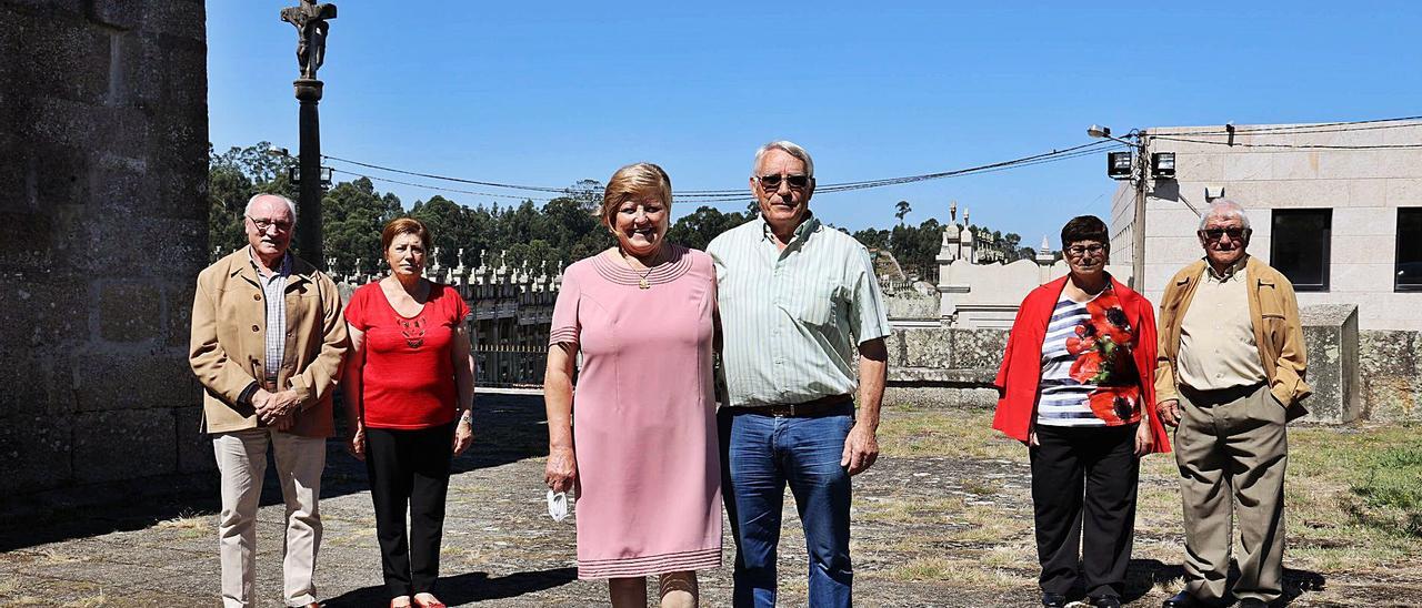 Los tres matrimonios antela iglesia de San Salvador de Coruxo.